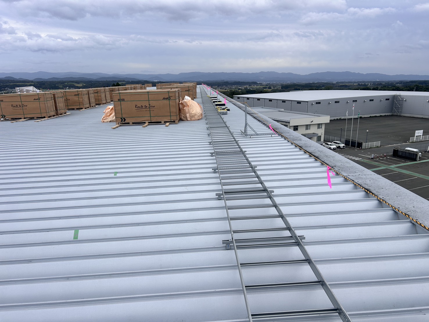 屋根上でのケーブルラック敷設作業